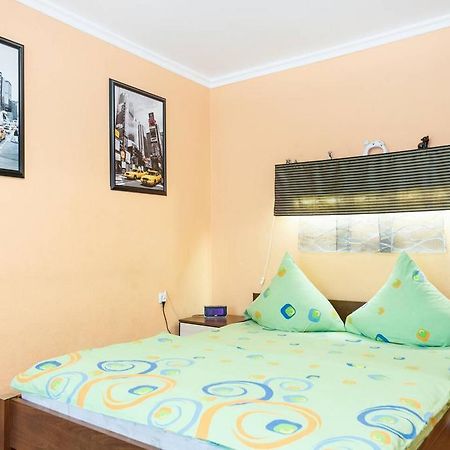 Apartment On Sobornyi Avenue 143 Near Intourist Hotel Zaporizhia Exterior photo